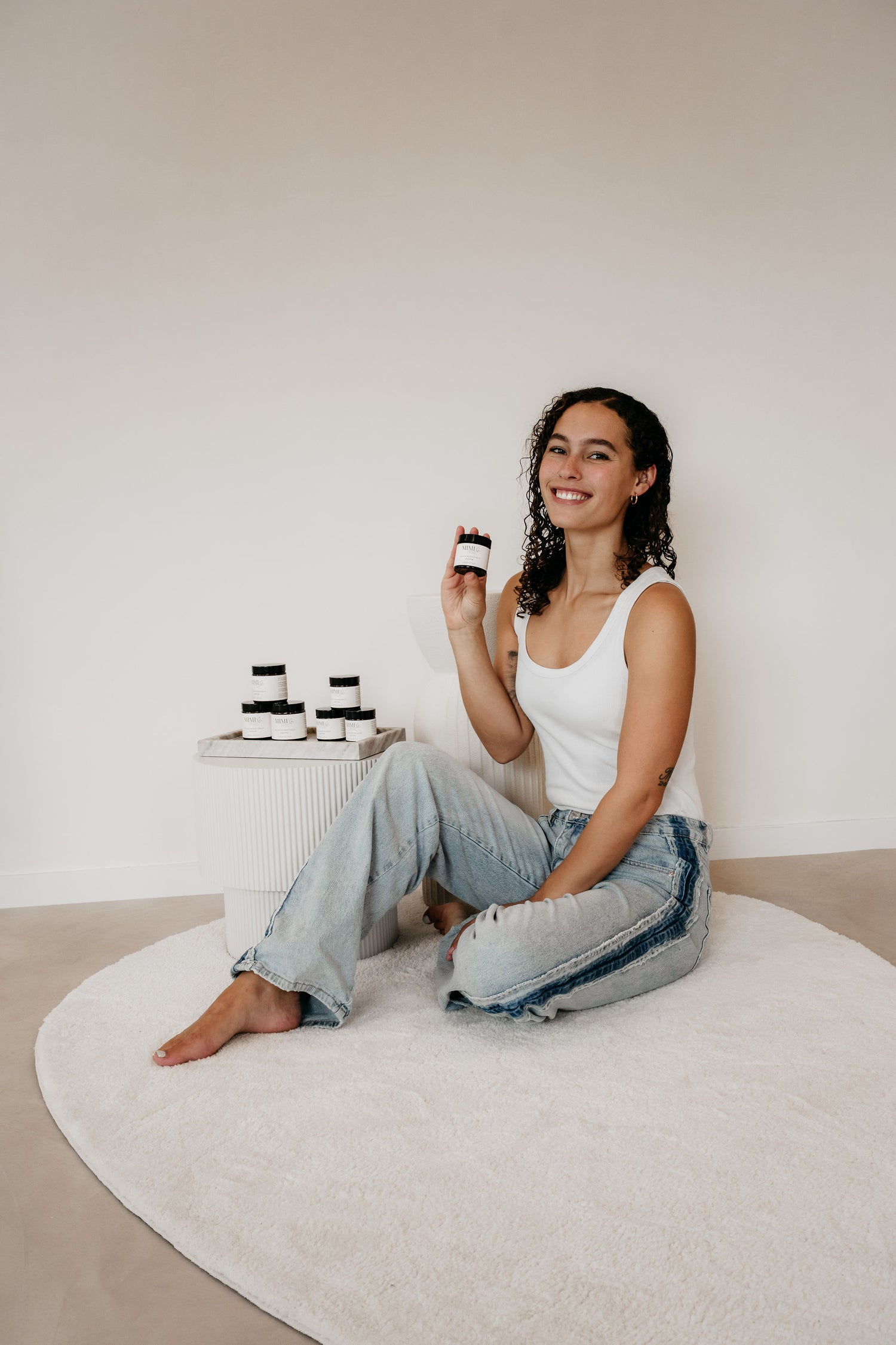 Vrouw met de Tallow Wonder Balm van MIMI PURE