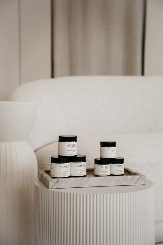 Meerdere potten Tallow Wonder Balm van MIMI PURE op een dienblad
